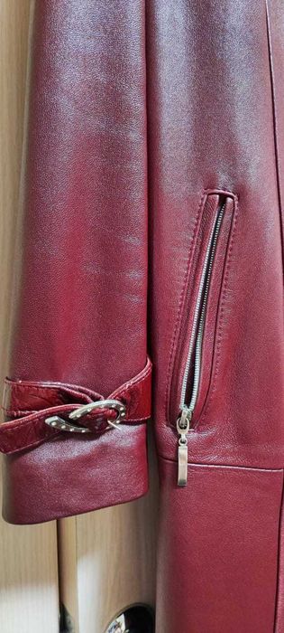 Продаю плащ красный кожаный б/у