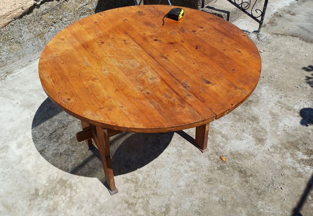 Голямама дървена кръгла маса