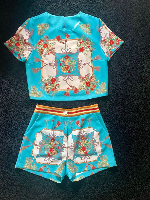 Комплект, къс панталон и топ многоцветен син/зелен с барокови елементи