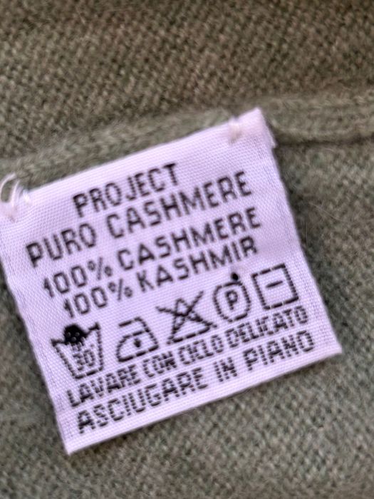 Мека кашмирена блуза в разкошен зелен цвят