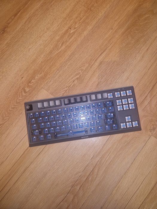 Pachet tastaturi si mouse  CONTINE SI keycaps si swicthuri hotswapable
