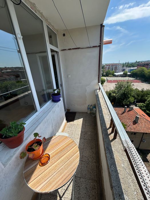 Продава гарсониера в идеалния център на Хасково, 32.7 кв.м. 8-ми етаж южно изложение светла и топла с мазе и ниски разходи.