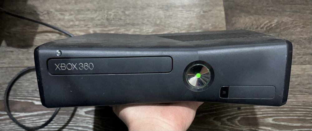 Продам XBOX 360 в хорошем состоянии