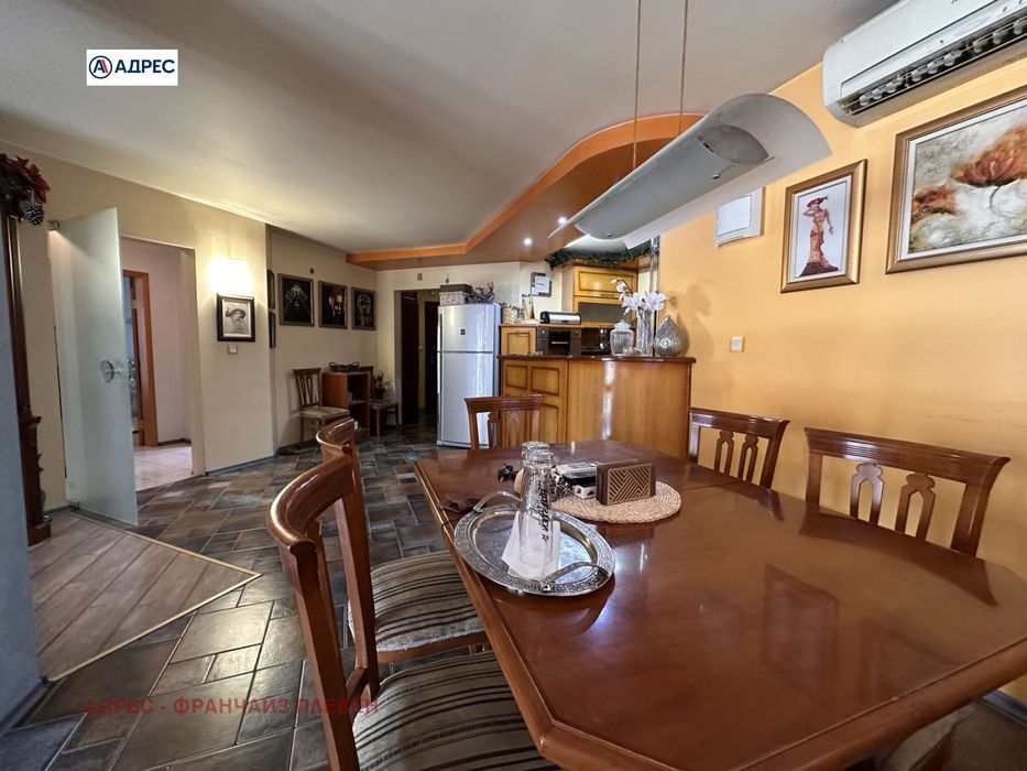 Продава се Тристаен апартамент в Плевен, Идеален център - 110 кв.м за 1637 €/кв.м - Снимка #2