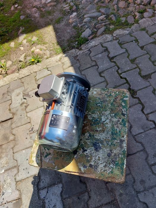 Vând motor trifazic