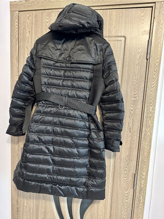 Geaca burberry,aproape noua ,lunga f comoda la purtare,fara defecte,ne