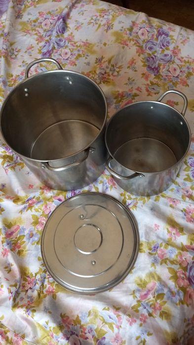 Чинии цветни малки и големи.Тенджери голяма и малка от поцинкована лам