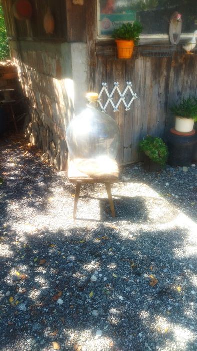 Стъклени дамаджами за вино и ракия.