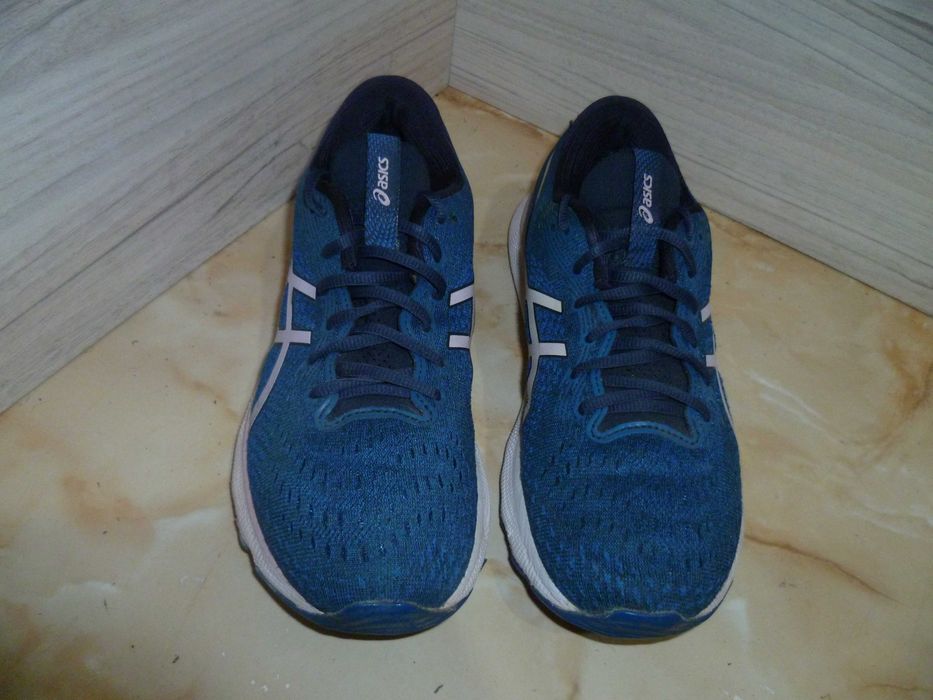 ASICS маратонки
