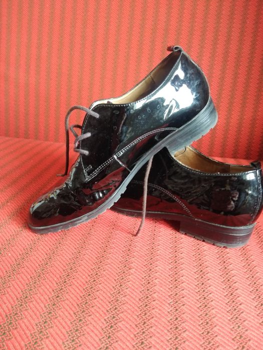 Pantofi din piele 100% si lăcuiți