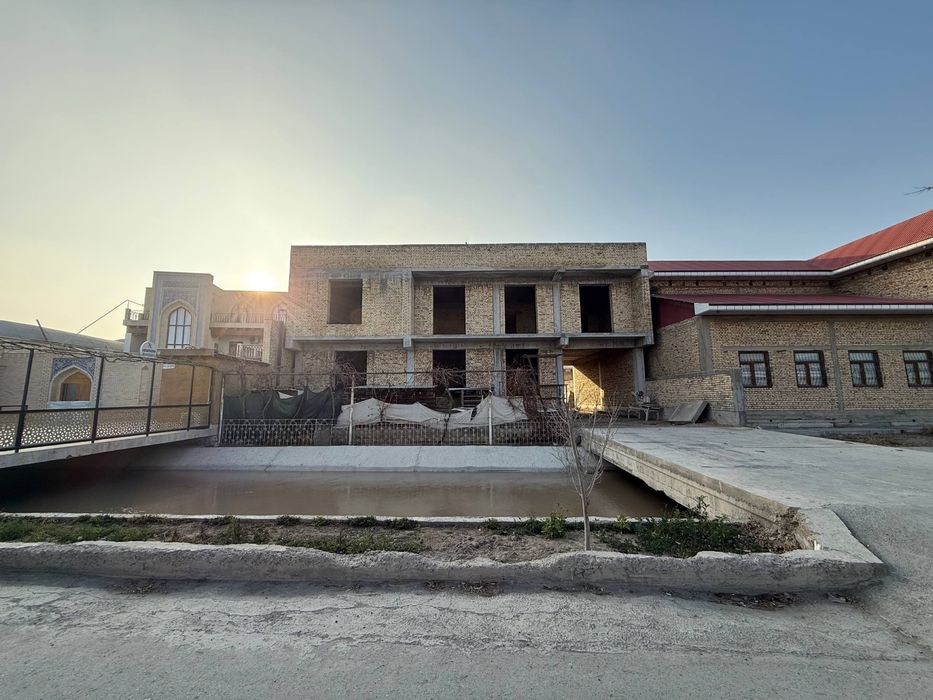 Qurilishi tugallanmagan hovli sotiladi