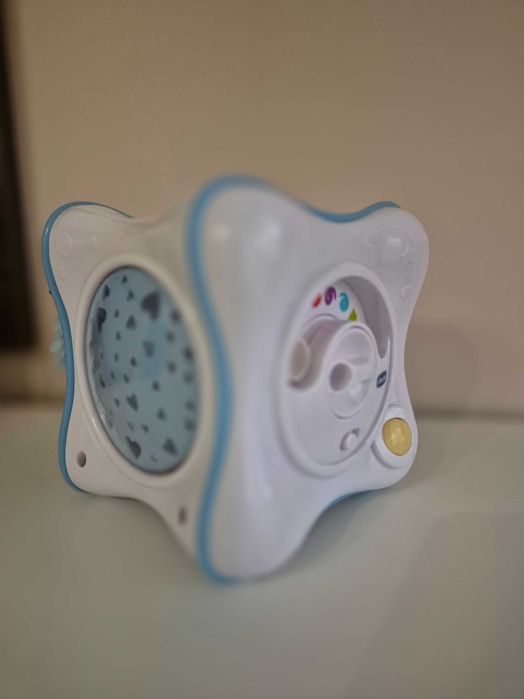 Детска нощна лампа с проектор и мелодии Chicco - Rainbow