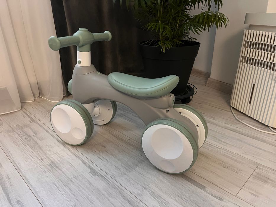 Bicicletă de echilibru MOMI