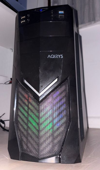 Calculator de Gaming cu căști, mouse și webcam