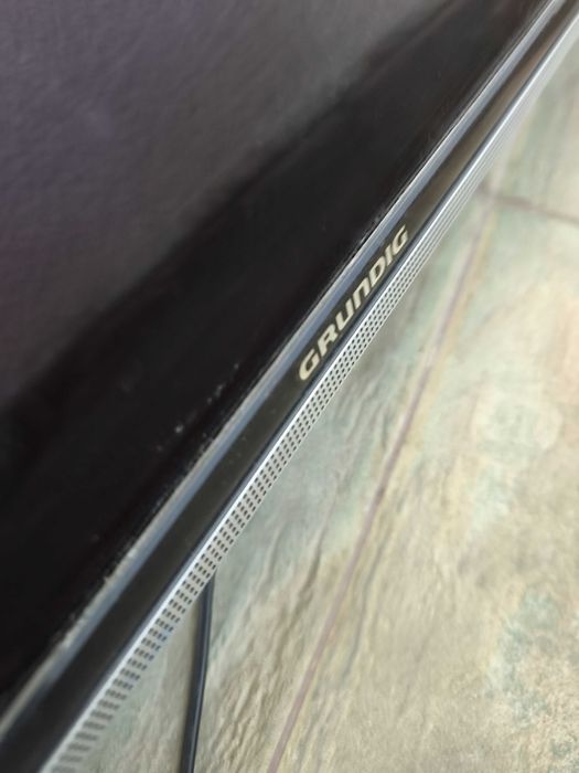 Счупен екран на смарт телевизора Grundig