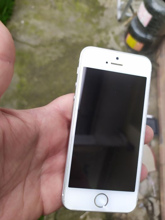 Телефон iPhone SE