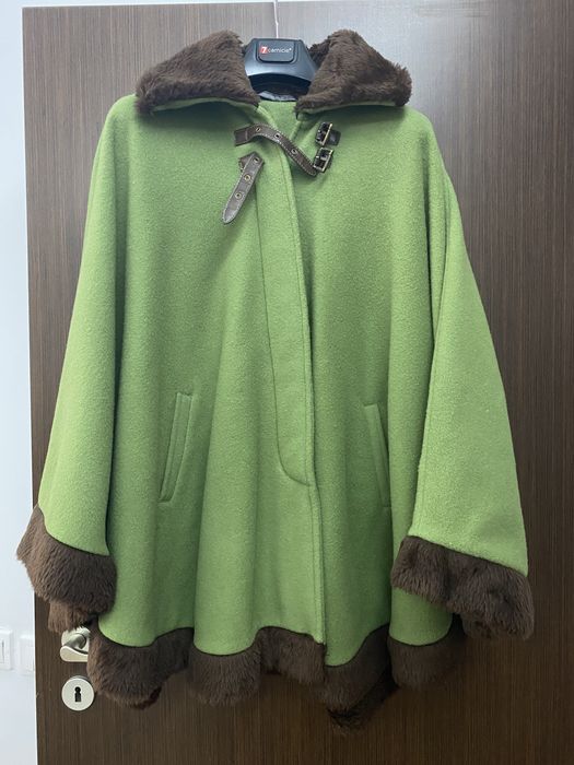 Pelerina de iarna din stofa de lana