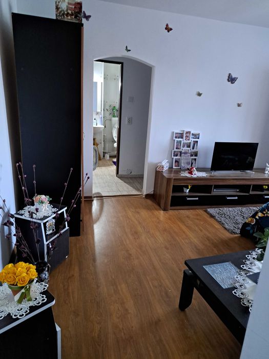 vând apartament 2 camere