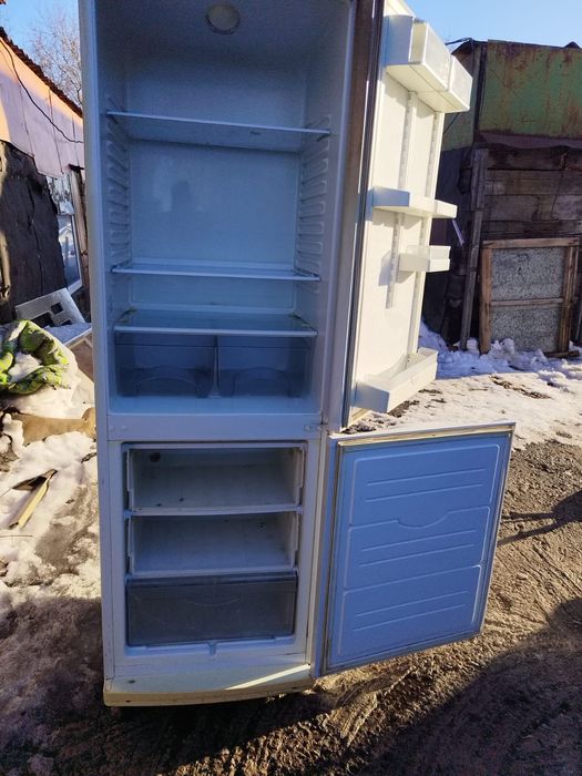 Продам холодильник и кушетку