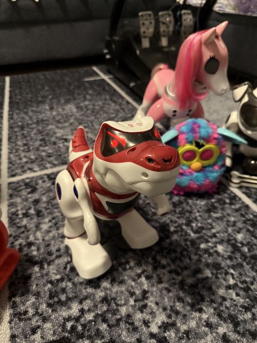 Интерактивни играчки роботи и едно Furby boom