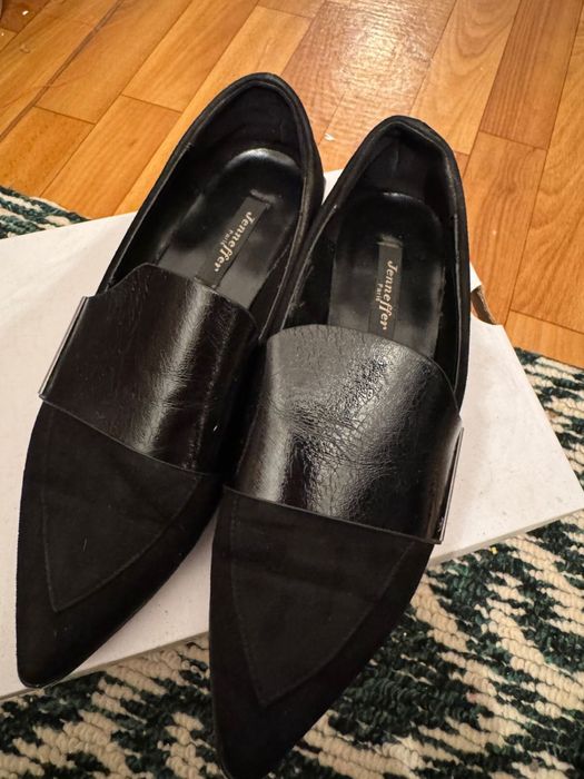 Аяқ киімдер сатылады