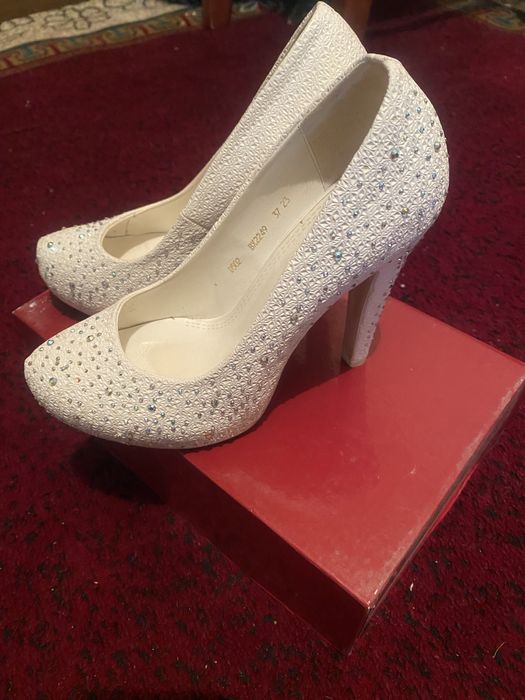 Tufli sotiladi srochno