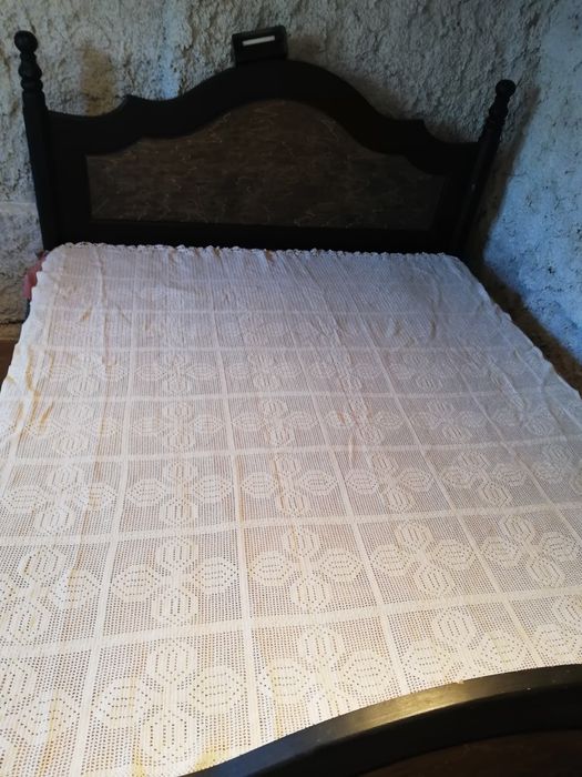 Покривка за легло плетена на една кука