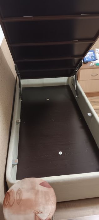 Продавам легло 90х200 см., заедно с матрак 15 см.