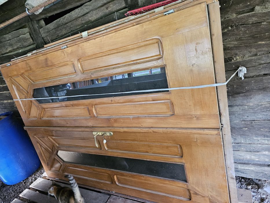 Ușă exterioară din  lemn