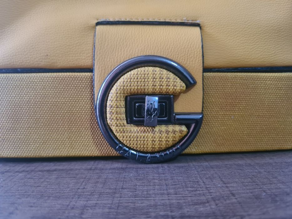 Малка дамска чанта в цвят горчица