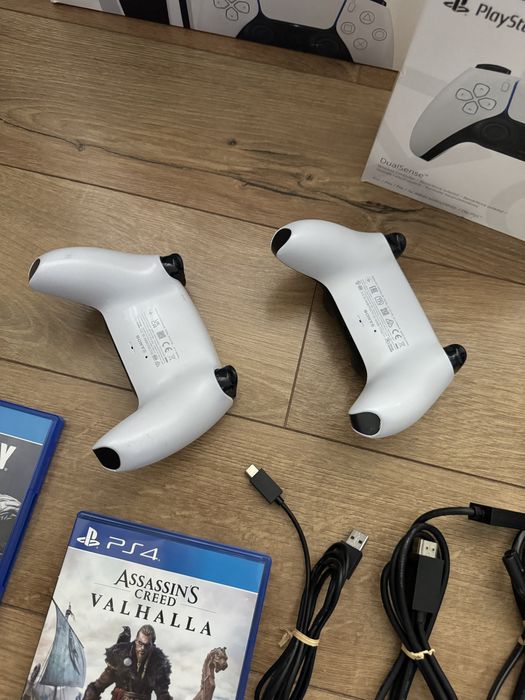 Vand PlayStation 5 Disk, 1Tb, 2 Manete, 2 Jocuri + Statie Incarcare