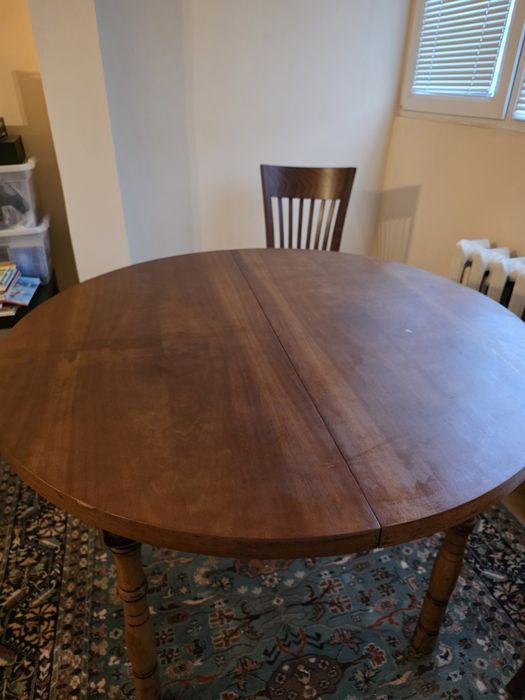 Продавам  разтегателна масивна трапезарна маса с 4 стола