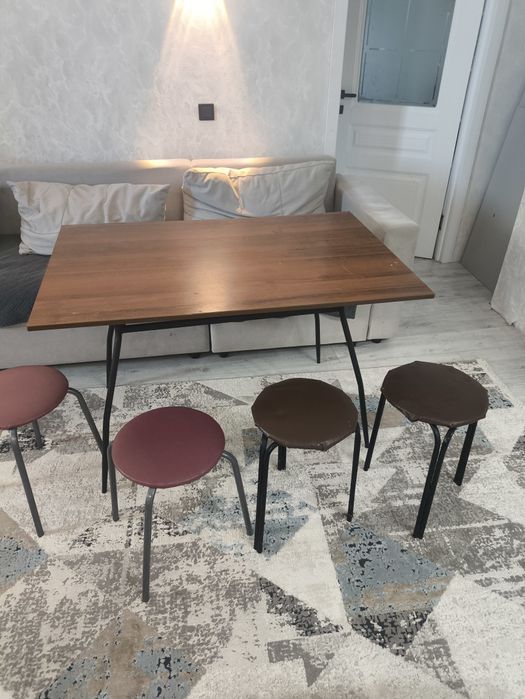 Кухонный стол и 4 стула