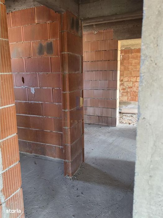 Casa parter si etaj la rosu ,Recas