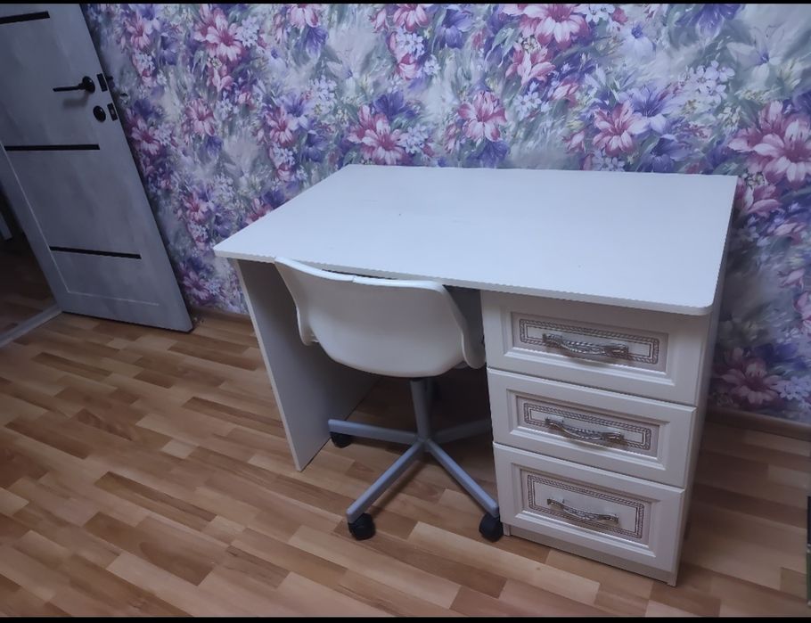 Продам писменный стол со стулом.