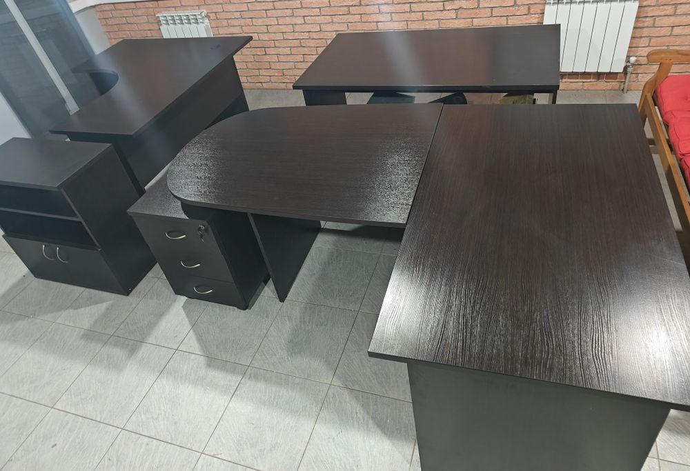 Продается комплект офисных столов