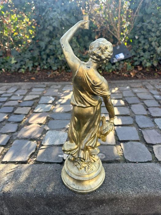 Statueta "femeie  cu lampa"