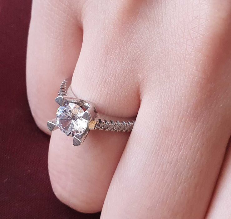 Сребърни пръстени с камъни 25 лева.