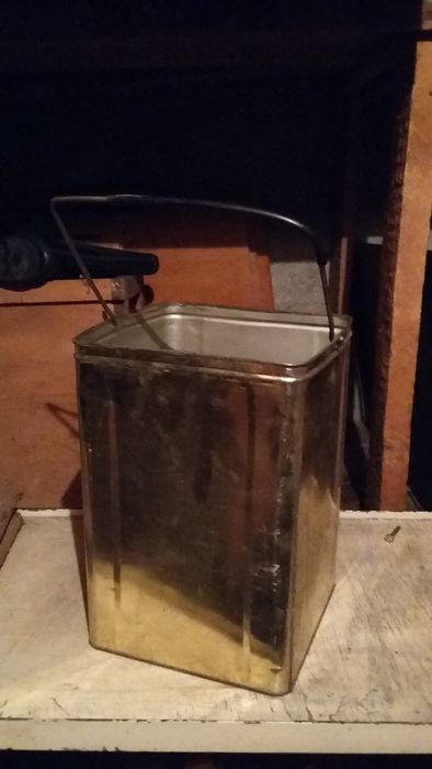 Продавам 4 броя използвани тенекии с дръжки ръчно изработени