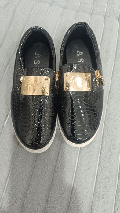 Продаю новую обувь