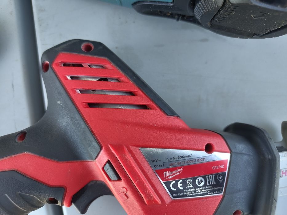 drujba electrica Makita și Milwaukee m12