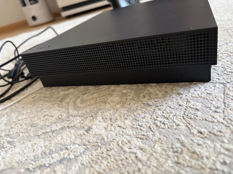 Продам Xbox One X / 2TB