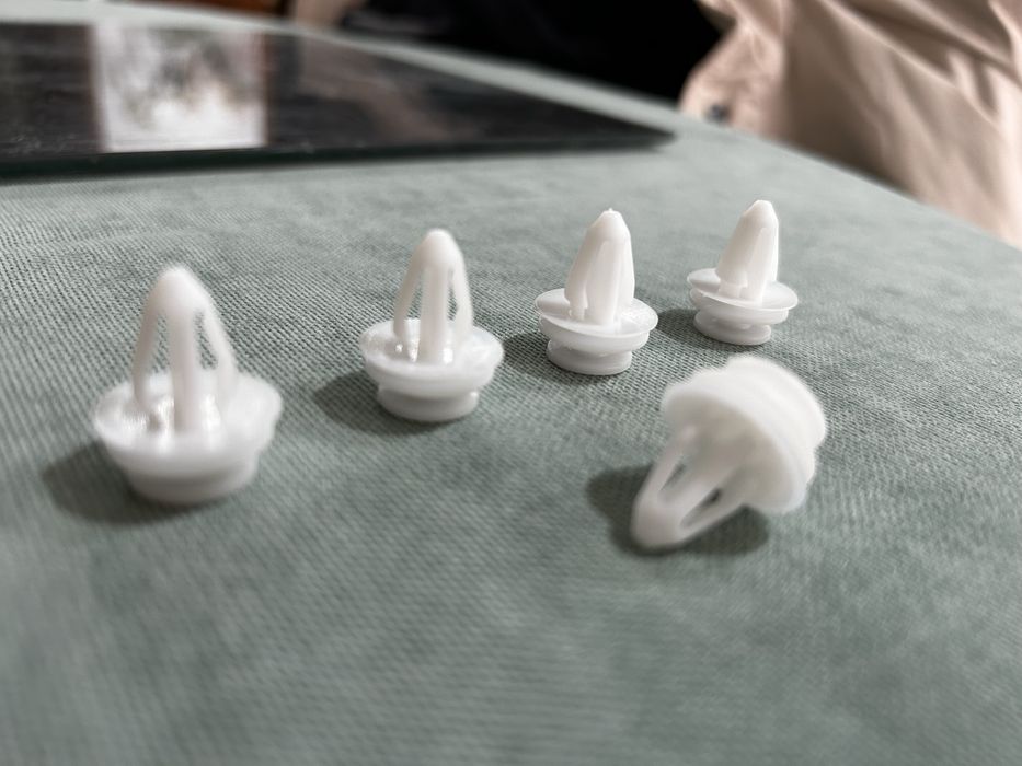 Vand clipsuri caroserie auto si ornamente plastic