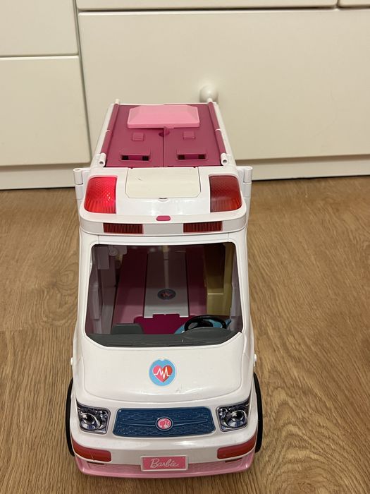 Barbie трансформираща се линейка