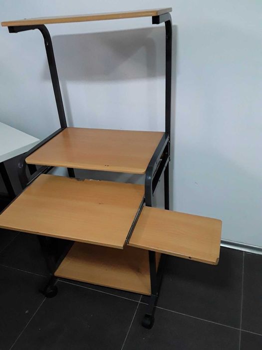 Бюро с надстройка