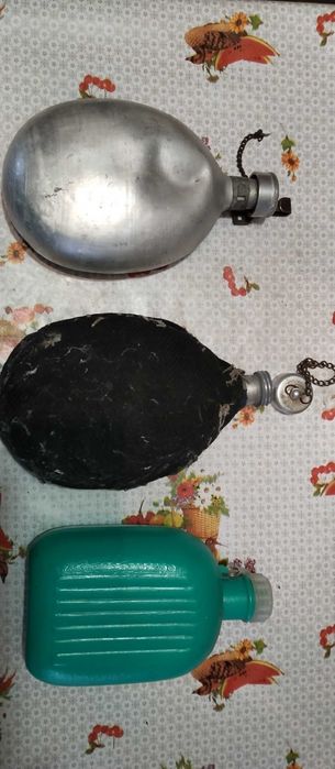 3 манерки за вода и 5 стъклени бутилки 0.7л със дървена стълба