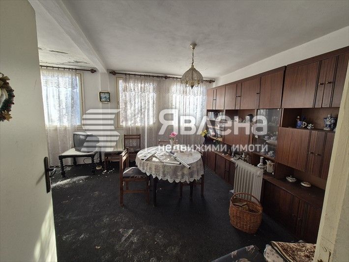 Масивна двуетажна жилищна сграда