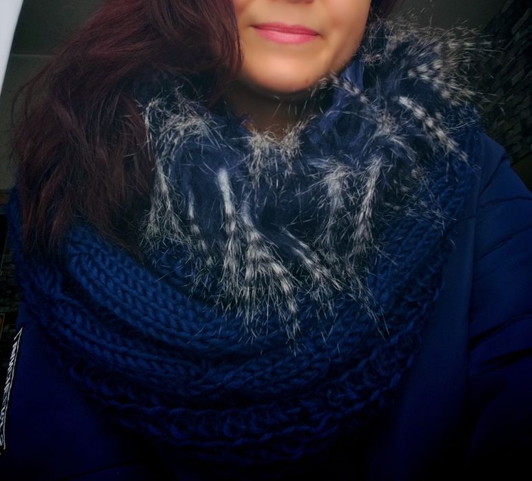 Fular circular bleumarin, cu blană,un accesoriu elegant și versatil