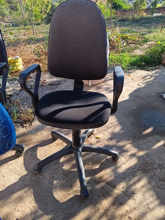 Продавам офис столове