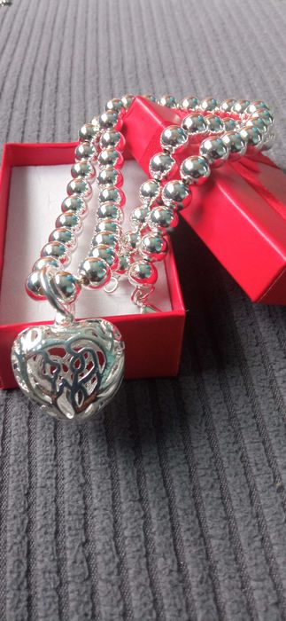 Елегантен,дамски,сребърен комплект-гривна/ланец/пръстен обеци.В кутия.